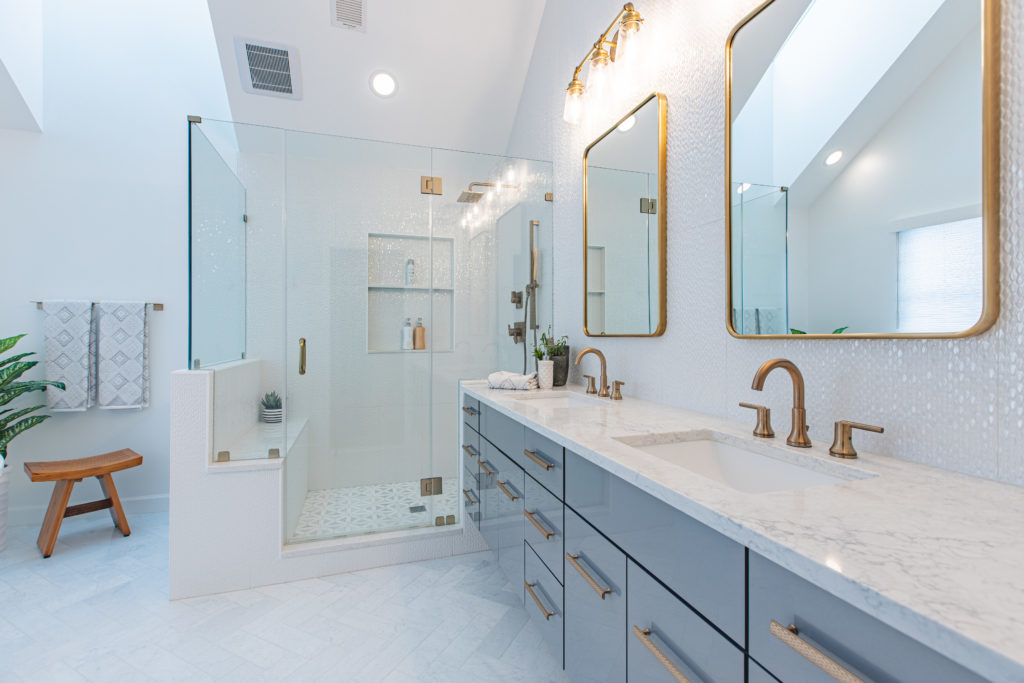CRISP AND VERSATILE: THE APPEAL OF WHITE BATHROOM CABINETS FOR EVERY DESIGN AESTHETIC