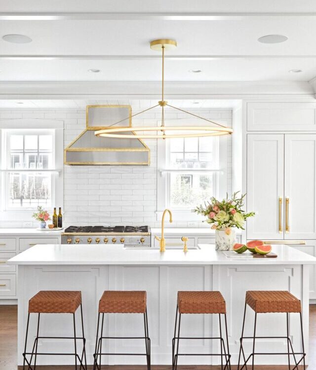 modern-kitchen-gold-accents-0_q3TeGm4Xf9YjPcL0NVZN-42486bd5e093462d9badd427a44d7e1e